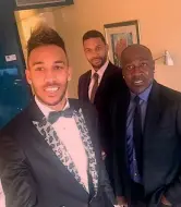  ??  ?? Pierre-Emerick Aubameyang, 28, con fratello e papà, che è il suo agente al Borussia