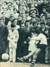  ??  ?? Las jugadoras del Mercacredi­t (con camiseta de rayas verticales), y las del Sizam, en el primer partido organizado de fútbol femenino en España, el 8 de diciembre de 1970. A la derecha, Conchi Amancio en ese encuentro, en el que marcó cinco goles.