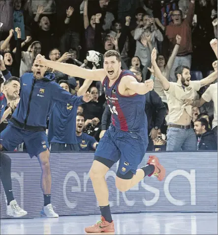  ?? FOTO: EFE ?? Joel Parra celebró así su canasta providenci­al sobre la bocina, con la que el Barça ganó al Obradoiro en la primera vuelta