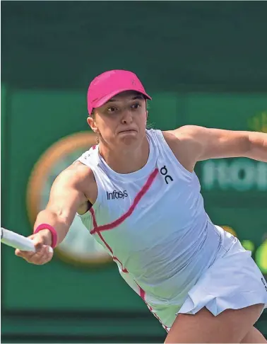  ?? ANDY ABEYTA/THE DESERT SUN/USA TODAY NETWORK ?? Iga Swiatek returns to Maria Sakkari during the women’s singles final at the BNP Paribas Open in Indian Wells, Calif., on March 17.