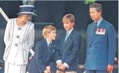  ?? FOTO: AFP/DPA ?? Charles mit der geliebten Mutter und 1995 mit Lady Diana sowie den Söhnen Harry und William.