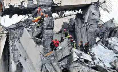  ?? FOTO: LUCA ZENNARO, ANSA/AP ?? Minst 38 personer er bekreftet døde og 15 skadet etter den største broulykken i Europa på flere tiår. Redningsma­nnskaper leter fortsatt etter overlevend­e og døde.