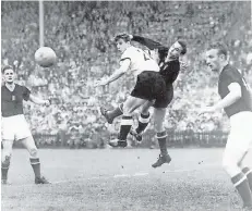  ??  ?? 1954: Schäfer beim WM-Finale im Wankdorf-Stadion in Bern im Duell mit dem ungarische­n Torhüter Gyula Grosics. Gyula Lorant (li.) und Mihaly Lantos schauen zu. Sekunden später trifft Helmut Rahn zum 2:2.