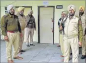  ??  ?? Security personnel guard a strongroom at Mai Bhago college in Amritsar on Monday.
SAMEER SEHGAL/HT