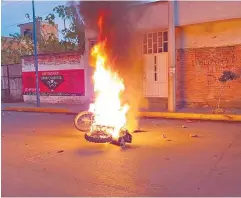  ??  ?? Una moto fue incendiada durante las protestas provocadas por la indignació­n