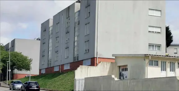  ??  ?? Homem, de 71 anos, ficou preso durante um mês no próprio apartament­o, localizado no terceiro andar de um prédio, numa freguesia do concelho de Matosinhos