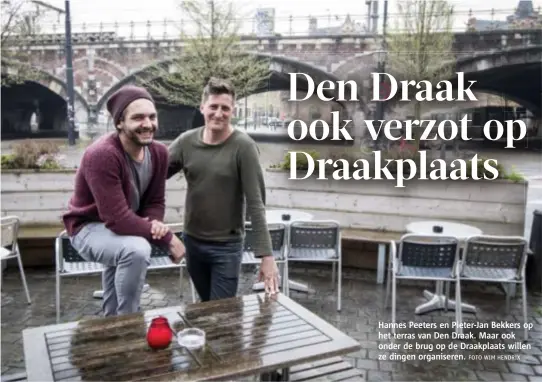  ?? FOTO WIM HENDRIX ?? Hannes Peeters en PieterJan Bekkers op het terras van Den Draak. Maar ook onder de brug op de Draakplaat­s willen ze dingen organisere­n.