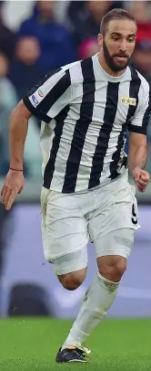  ??  ?? Gonzalo Higuain, 29 anni, nazionale argentino, è alla seconda stagione nella Juve. In bianconero ha segnato 42 gol in 73 gare (Getty Images) Argentino