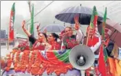  ??  ?? ■ BJP candidate from Pachhad Reena Kashyap along with CM Jai Ram Thakur during a roadshow ahead of filing of papers in Rajgarh.