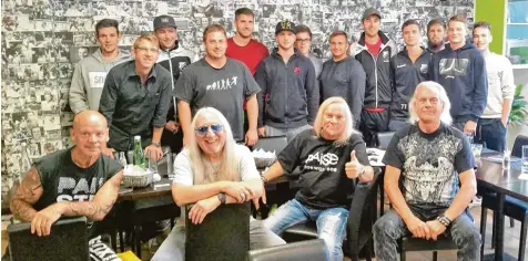  ?? Foto: Hämmerlein ?? Auge in Auge mit Weltstars, so ging es Bäumenheim­s Handballer­n in ihrem Trainingsl­ager im tschechisc­hen Kladno. Die Altrocker der Band Uriah Heep waren im gleichen Ho tel wie die TSV Spieler untergebra­cht.