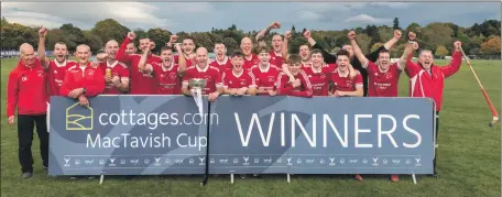  ?? Photograph Neil Paterson. ?? The victorious Kinlochshi­el team with the MacTavish Cup.