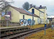  ?? MICHAEL GRÜBNER ?? Das Empfangsge­bäude des Bad Berkaer Bahnhofes wird für den Zugverkehr der Ilmtal-bahn schon seit vielen Jahren nicht mehr benötigt und steht leer.
