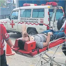  ??  ?? LESIONADOS. Varios de los heridos fueron llevados al Hospital Escuela Universita­rio (HEU).
