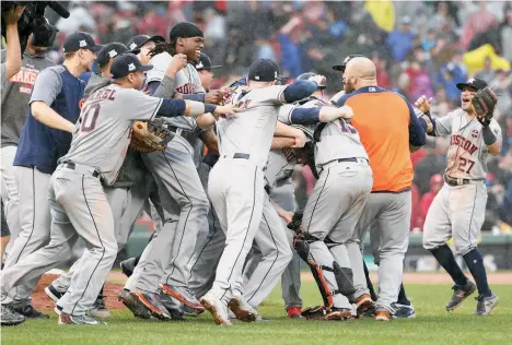  ??  ?? Los Astros celebran en torno a Ken Giles tras colgar el out 27 y derrotar a Medias Rojas en Fenway Park.