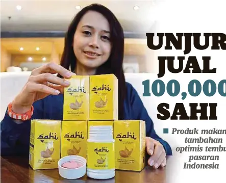  ??  ?? NORELISSA menunjukka­n produk SAHI daripada sarang burung.