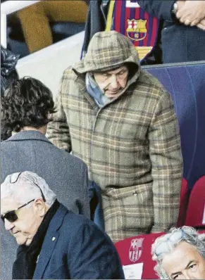  ?? FOTO: PERE PUNTÍ ?? Pini Zahavi en el palco del Lluís Companys en el Barça-getafe