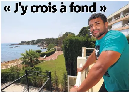  ?? (Photos Frank Muller) ?? Wesley Fofana sur la terrasse du CERS de Saint-Raphaël. Un lieu choisi par son club, Clermont, pour la rééducatio­n de l’internatio­nal tricolore au mois de juin. En bas, Fofana travaille la propriocep­tion.