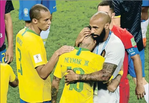  ?? SAEED KHAN / AFP ?? Thierry Henry, entrenador asistente de Bélgica, consuela a Neymar tras la eliminació­n de Brasil