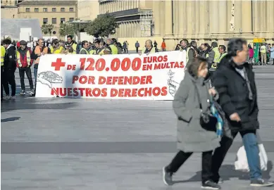  ?? OLIVER DUCH ?? La protesta de los agricultor­es de ayer en la plaza del Pilar.