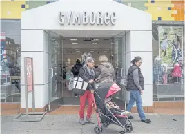  ?? BLOOMBERG ?? Customers are seen at the entrance of a Gymboree store in San Francisco, California in this May 25, 2017 file photo.