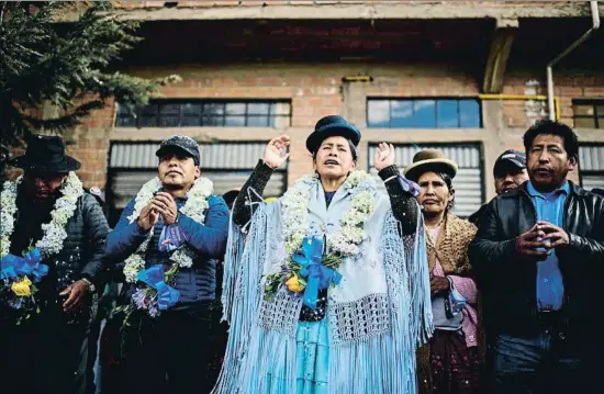  ?? RONALDO SCHEMIDT / AFP ?? Hilda Condori, del MAS, celebra la victoria de Luis Arce en Senkata, ciudad aimara de El Alto