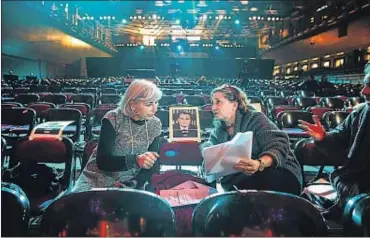  ?? LAURA GUERRERO ?? Montserrat Majench e Isona Passola, presidenta de la Acadèmia, en un ensayo de ayer