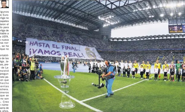  ??  ?? FINAL. Los jugadores del Real Madrid y del Atlético forman en el estadio Giuseppe Meazza, en Milán, antes de la final de la Copa de Europa que disputaron el 28