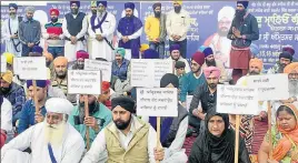  ?? SAMEER SEHGAL/ ?? Supporters of Sikh preacher Ranjit Singh Dhadrianwa­le staging a protest against the cancellati­on of his threeday congregati­on in Amritsar on Saturday.