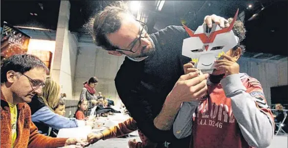  ?? XAVIER GÓMEZ ?? Un niño durante la celebració­n del taller de máscaras ayer en la sede barcelones­a de CosmoCaixa