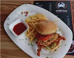  ??  ?? BURGER ketam kulit
lembut boleh terus dimakan tanpa perlu
mengupas kulit.