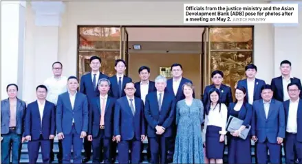  ?? JUSTICE MINISTRY ?? Officials from the justice ministry and the Asian Developmen­t Bank (ADB) pose for photos after a meeting on May 2.