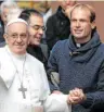  ?? FOTO: DPA ?? Gonzalo Aemilius (rechts) aus Uruguay ist neuer Sekretär des Papstes.