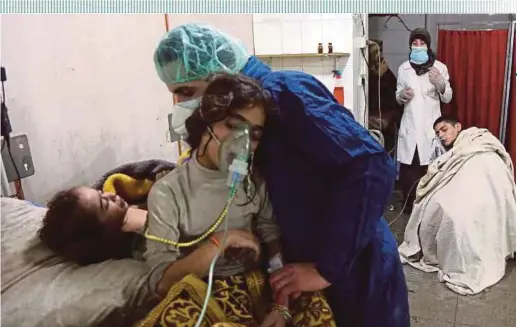  ?? AFP PIC ?? Children receiving treatment for breathing difficulti­es at a clinic in Syria’s eastern Ghouta after regime airstrikes on Wednesday.