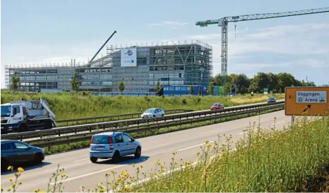  ?? Foto: Peter Fastl ?? 80 000 Fahrzeuge sind täglich auf der B 17 entlang des Innovation­sparks unterwegs. Wahrzunehm­en ist von den Autofahrer­n daher auch das neue Bürogebäud­e, das im Frühjahr 2021 bezogen werden soll. Die Firma Leitwerk AG investiert 60 Millionen Euro in den Neubau.