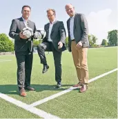  ?? NGZ-FOTO: A. TINTER ?? Den Belastungs­test hat der neue Norfer Kunstrasen bei der Eröffnung durch Dirk Gärtner, Reiner Breuer und Hermann-Josef Baaken (v.l.) schon bestanden – morgen folgt das erste Punktspiel, bei dem es vor allem für die Gäste aus Delrath um sehr viel geht.