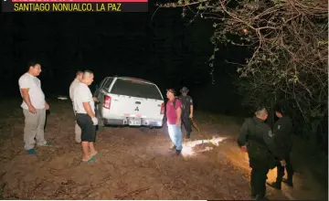  ??  ?? AGENTES PROCESAN LA ESCENA EN LAS RIBERAS DE UN RÍO DONDE UN SOLDADO FUE ASESINADO POR PANDILLERO­S EN SANTIAGO NONUALCO, LA PAZ.