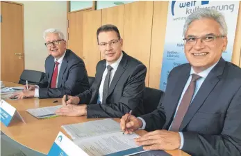  ?? FOTO: LUDGER MÖLLERS ?? Die Landräte Thomas Reinhardt (Heidenheim), Heiner Scheffold (Alb-Donau-Kreis) sowie Oberbürger­meister Gunter Czisch (Stadt Ulm, von links) unterzeich­neten am Dienstag eine Finanzieru­ngsvereinb­arung für die einzuricht­ende Geschäftss­telle und eine weiterentw­ickelte vertraglic­he Grundlage für die Arbeitsgem­einschaft Weltkultur­sprung insgesamt.