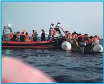  ??  ?? Miembros del grupo SOS Mediterran­ee realizan el rescate de una parte de los 629 inmigrante­s