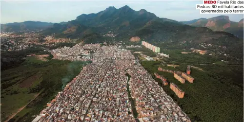  ??  ?? MEDO Favela Rio das Pedras: 80 mil habitantes governados pelo terror