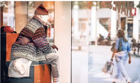  ?? FOTO: ANDREAS ENDERMANN ?? Peek&amp;Cloppenbur­g an der Schadowstr­aße: drinnen Winterjack­e und Wollmütze – draußen Sommerdres­s.