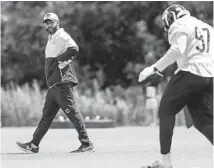  ?? JOSE M. OSORIO/CHICAGO TRIBUNE ?? Bears defensive coordinato­r Sean Desai watches players work out during minicamp Thursday at Halas Hall.