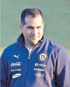  ??  ?? ► El PF Hernán Torres con el buzo de la Roja.