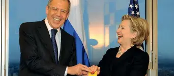  ??  ?? Reset Hillary Clinton nel 2009, quando era Segretario di Stato, offre al ministro degli Esteri di Mosca Sergei Lavrov il bottone del «reset» con l’obiettivo di far ripartire le relazioni russoameri­cane