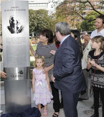  ?? PHOTO STEVENS LEBLANC ?? Famille et anciens collègues et collaborat­eurs étaient présents pour le dévoilemen­t d’une stèle qui annonce le nouveau nom du jardin Jean-paul-l’allier. Sur la photo, la veuve de M. L’allier, Johanne Mongeau, en compagnie du maire Régis Labeaume.