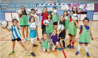  ?? [SANDRA ALONSO] ?? Escuelas municipale­s, como la de fútbol sala de Ames, introducen a la infancia en el deporte