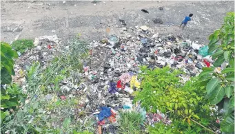  ?? ?? Un vertedero clandestin­o persiste y crece en la avenida, que debería ser un sitio bello en donde la ciudadanía pueda pasear.