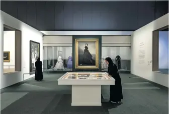  ?? [ Louvre Abu Dhabi ] ?? Vom Korsett zum Kopftuch: Exponate und Besucherin­nen im Louvre Abu Dhabi.