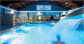  ??  ?? PISCINA. El balneario dispone de piscina climatizad­a activa con circuito termal, aerosoles para tratamient­os respirator­ios y baños de agua mineromedi­cinal y lodo.