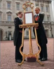  ?? POOL PHOTO VIA AP ?? A notice is placed on an easel announcing the birth of the new Royal baby, in the forecourt of Buckingham Palace, in London, Monday.