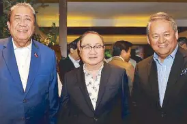  ??  ?? Transporta­tion Secretary Arthur Tugade, Manny Pangilinan and Eric Alberto